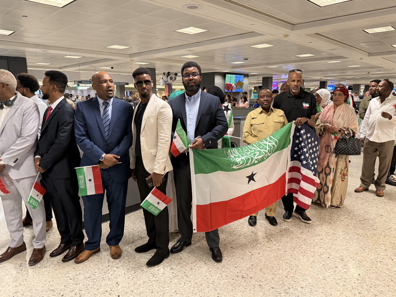 Somaliland-American community welcomes the President's delegation at the airport
